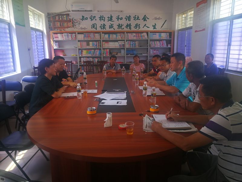 调研组听取工扶贫作汇报 调研组听取工扶贫作汇报