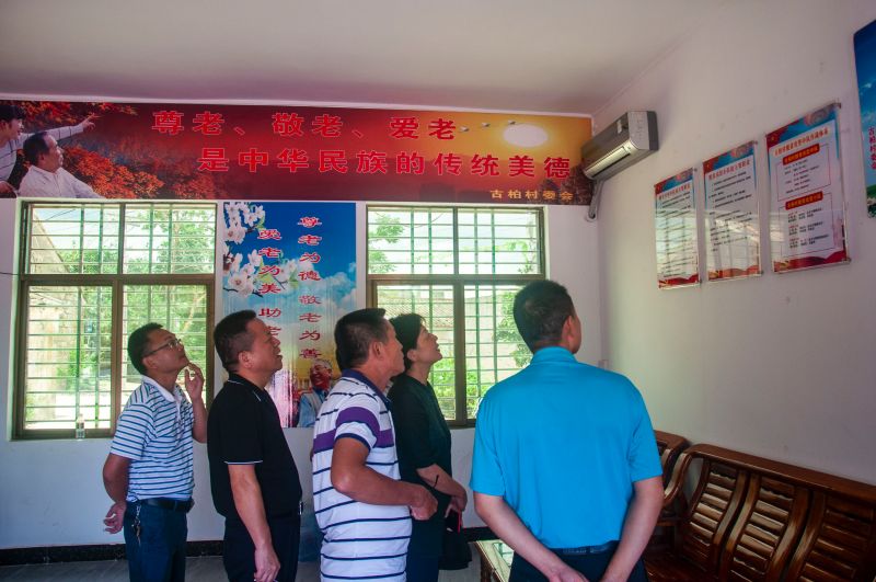 调研组考察村老年人活动室使用情况 调研组考察村老年人活动室使用情况