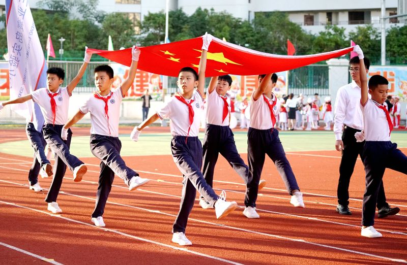 寰岛小学国旗班托举着庄严的国旗