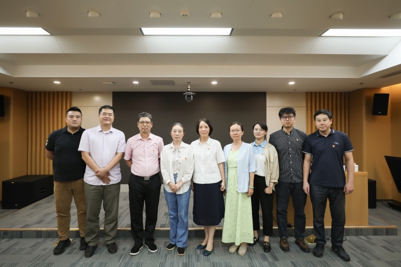与赵镕之女赵京娅合影